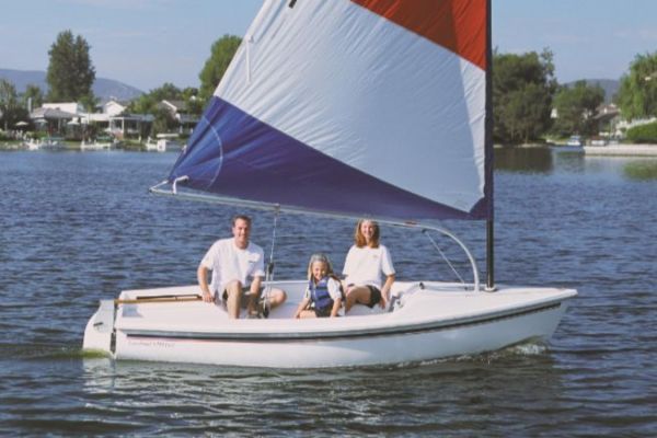 Per i principianti sono disponibili molte piccole barche a vela