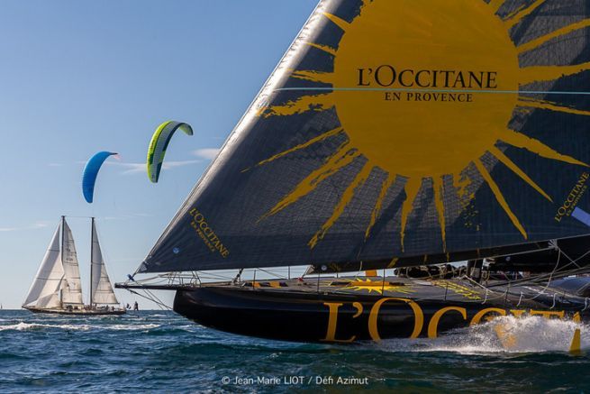 L'Occitane en Provence in piena corsa, Pen Duick III e il kitesurf con le lamine al suo fianco